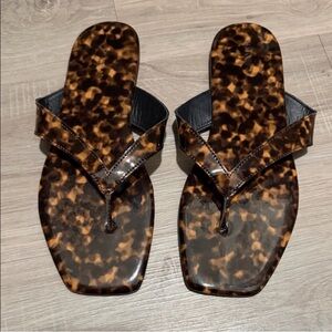 Old Navy Tortoiseshell-Pattern Flip Sandals in Brown and Black